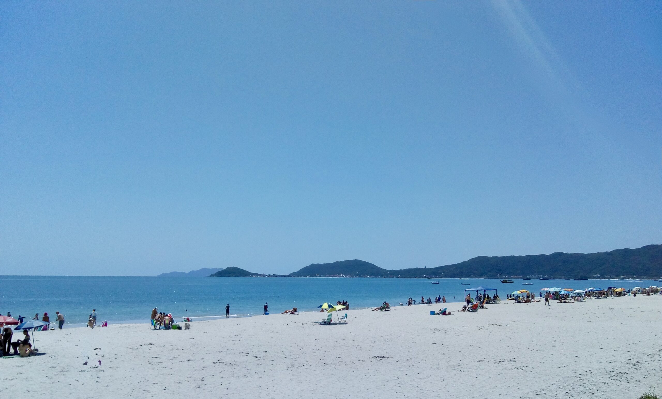 Paisagem da Praia de Canasvieiras em Florianópolis