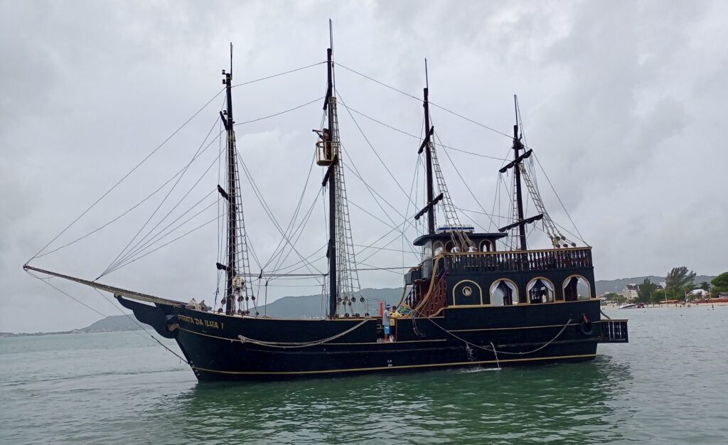 Passeio de Escuna Pirata em Florianópolis: vale a pena? Minhas impressões passeio de escuna florianópolis