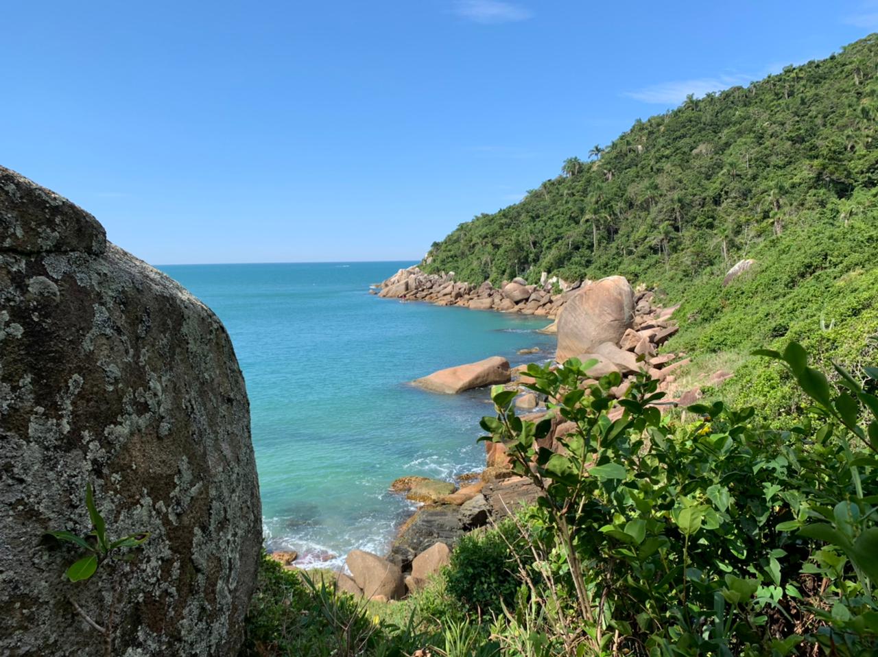 Vista da trilha entre a Praia das Gaivotas e a Praia Brava